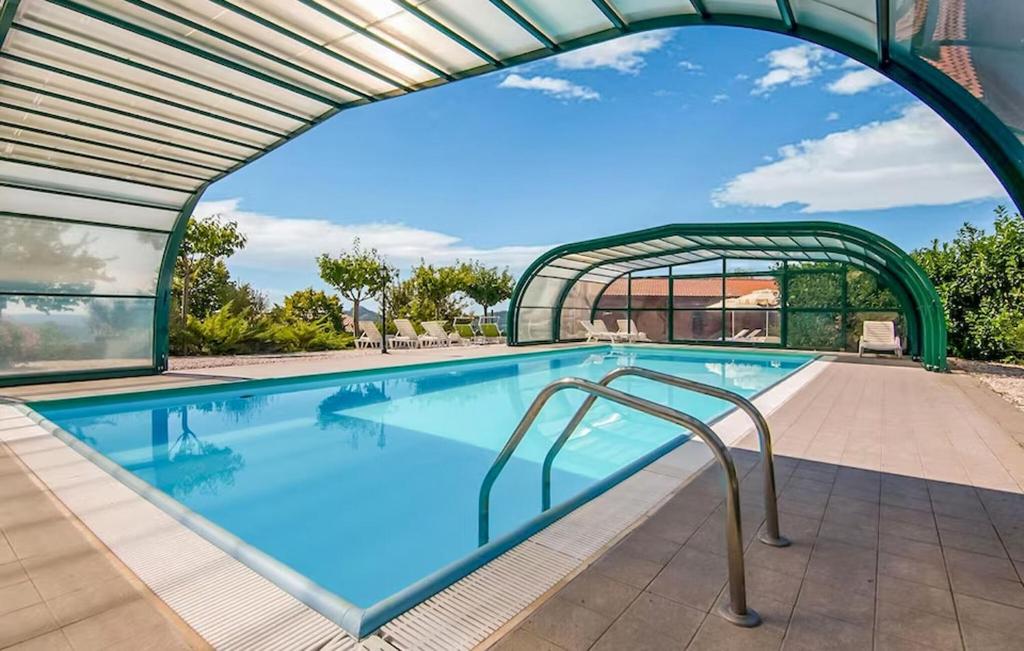 a swimming pool with an archway over it at Country House Chiciabocca in Apecchio