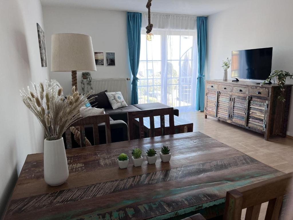 a living room with a table with plants on it at Lachmoewe in Orth