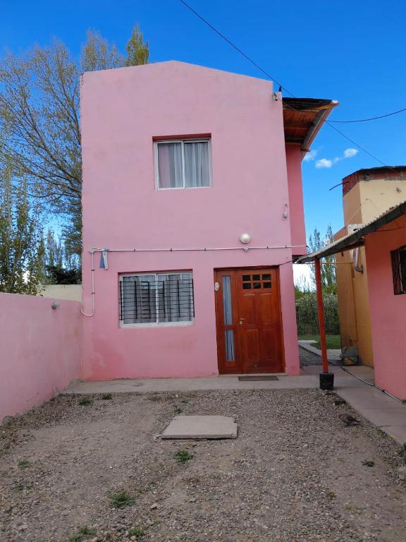 Gobernador GregoresRefugio del Viento的红色门的粉红色房子