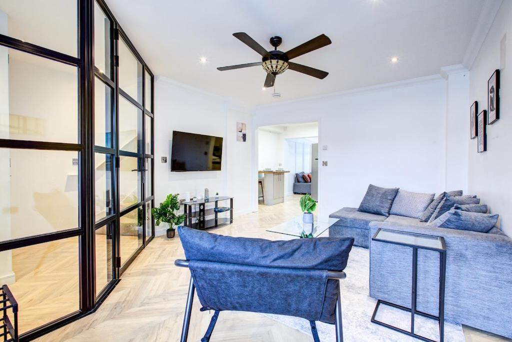 TV a/nebo společenská místnost v ubytování Spacious 3 Bedroom House - Near Heathrow, Slough, Pinewood