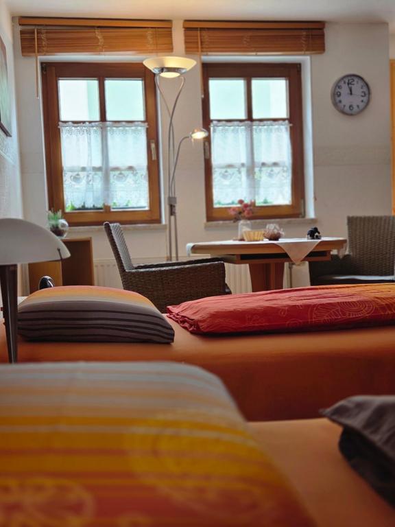 德累斯顿德累斯顿埃托克维泽弗瑞恩&莫斯克私人会馆的有两张床、一张桌子和窗户的房间