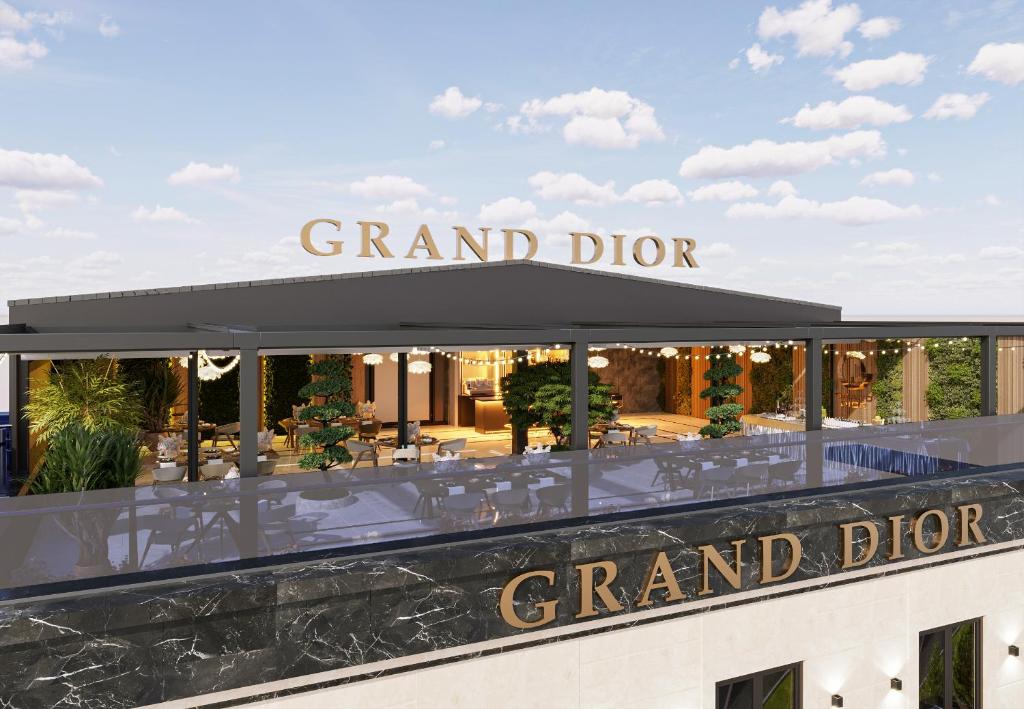 een restaurant met een uithangbord waarop 'grand dror' staat bij Grand Dior in Tasjkent