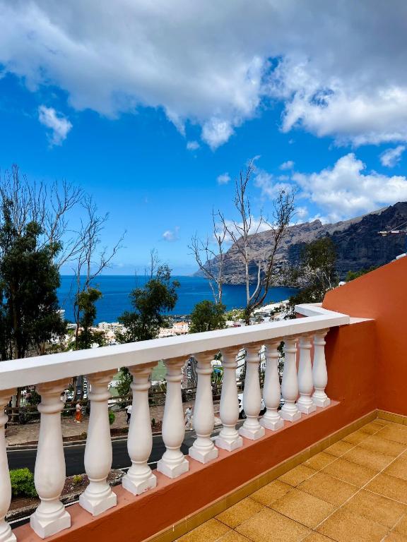 a balcony with a view of the ocean at Cielo Dorado in Santiago del Teide