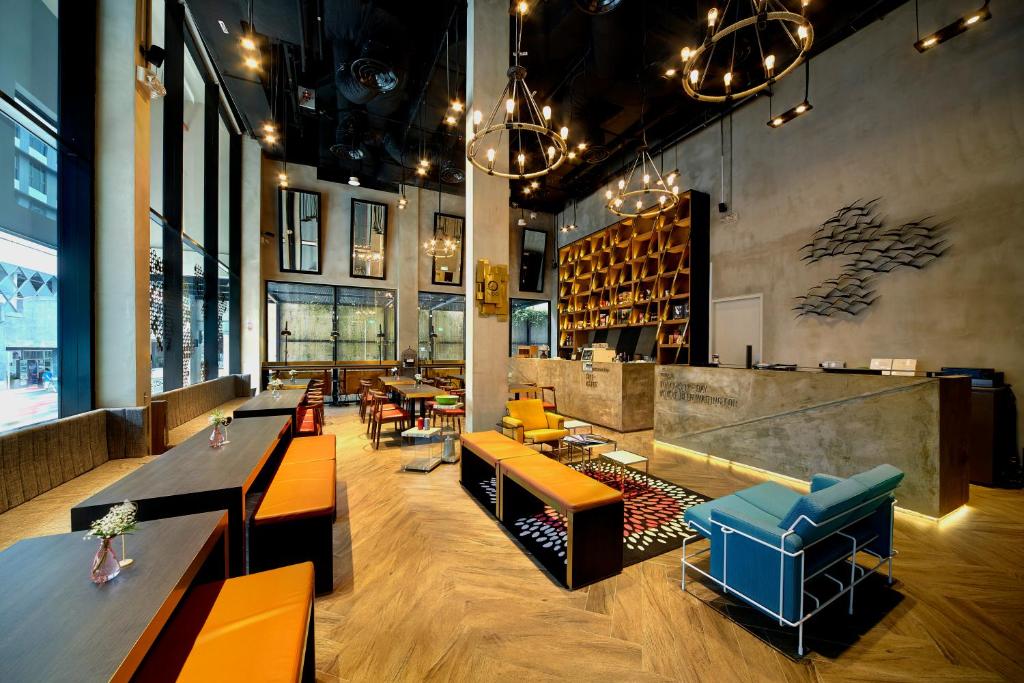 een restaurant met tafels en stoelen en een wijnkelder bij Hotel Yan in Singapore