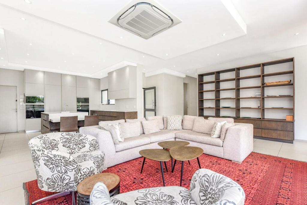 una sala de estar con un sofá y una mesa en Glehnazel house 3BR Unit C, en Johannesburgo