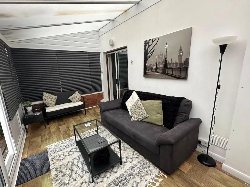 3 bedroom house, stones throw from SMH