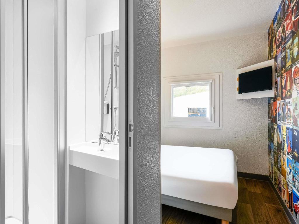 hotelF1 Cholet - Cabrio Room With Private Bathroom