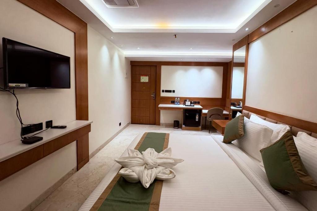 una habitación de hotel con una decoración floral en la cama en hotel Green view, en Baharampur