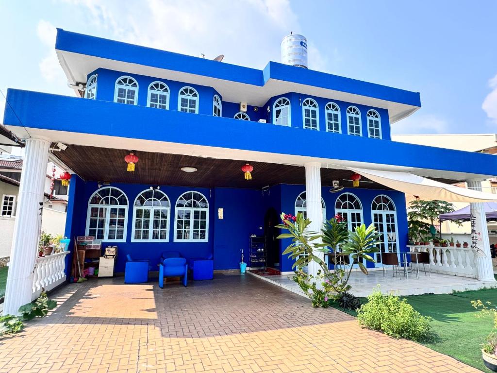 a blue building with blue stools in front of it at 吉隆坡后花园别墅Backyard Garden Villa KL in Petaling Jaya