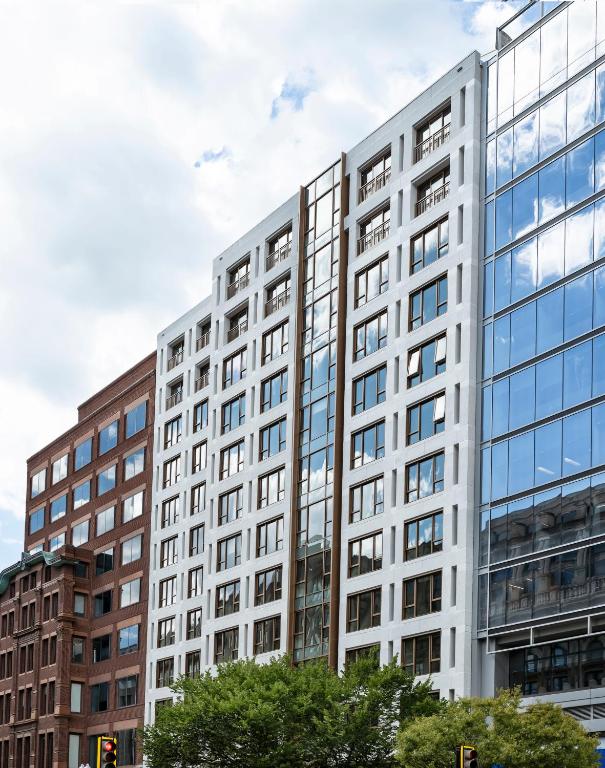 华盛顿ROOST White House的城市街道上带玻璃窗的办公楼