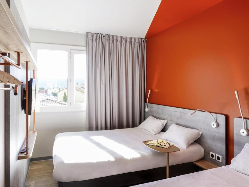 Ibis Budget Aubenas - Chambre Triple Avec 1 Lit Double Et 1 Lit Simple
