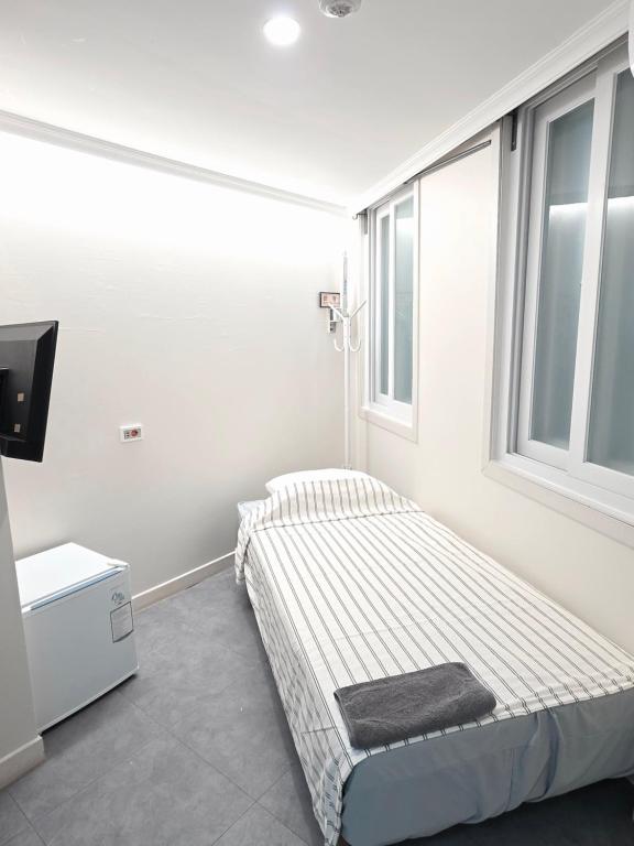 a bedroom with a bed and a window at 가가하우스 을지로 in Seoul