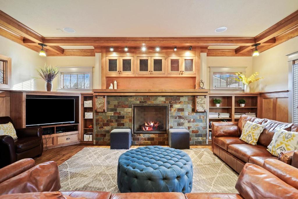 Una sala de estar con un sofá y una chimenea. en Awbrey, en Bend