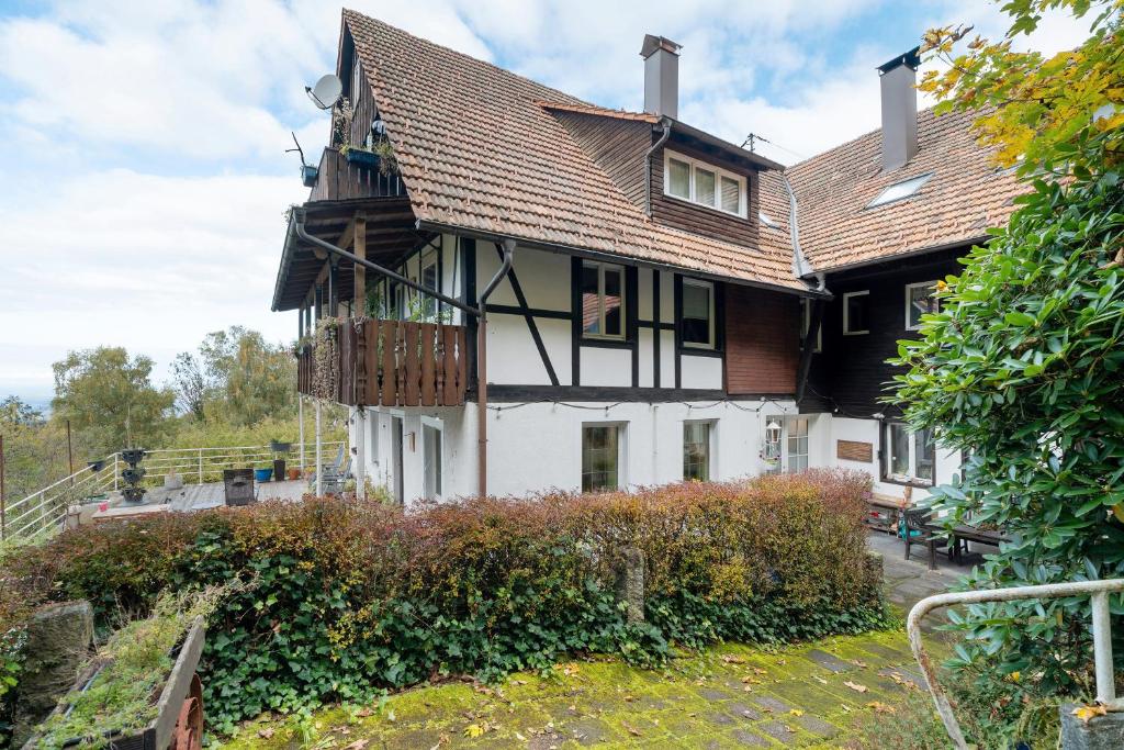a house with a balcony on the side of it at Ferienwohnung Spiritbalance in Sasbachwalden