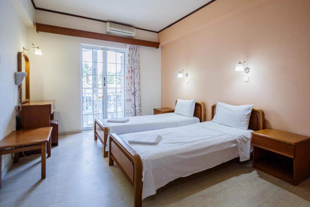 Vivian Hotel - 