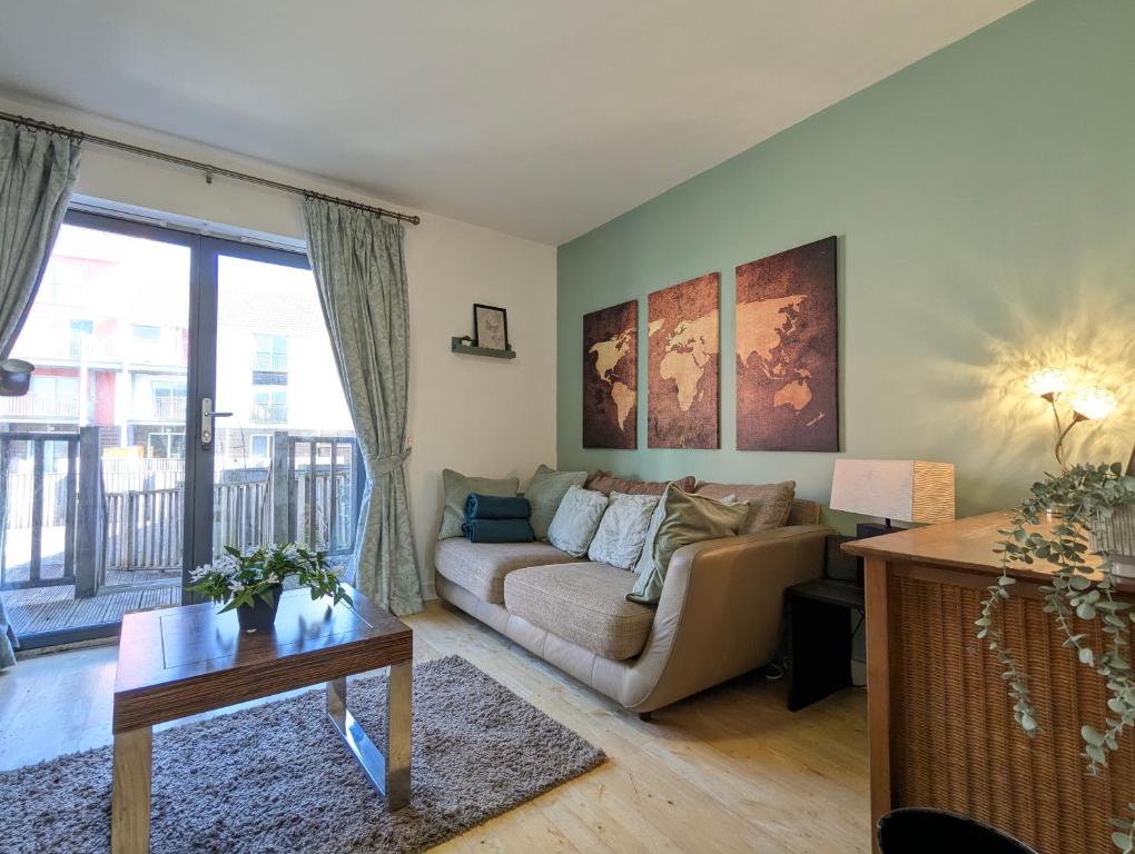 un salon avec un canapé et une table dans l'établissement Large 3-bedrooms House Near Centre Free Parking, à Liverpool