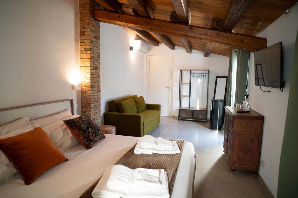 a living room with a couch and a tv at Dimora Lincoln in Grotte