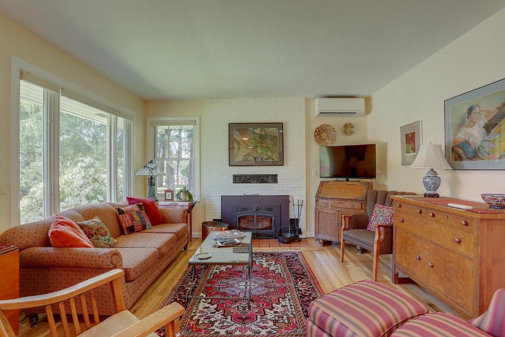 a living room with a couch and a fireplace at Living Color Cottage in Hood River