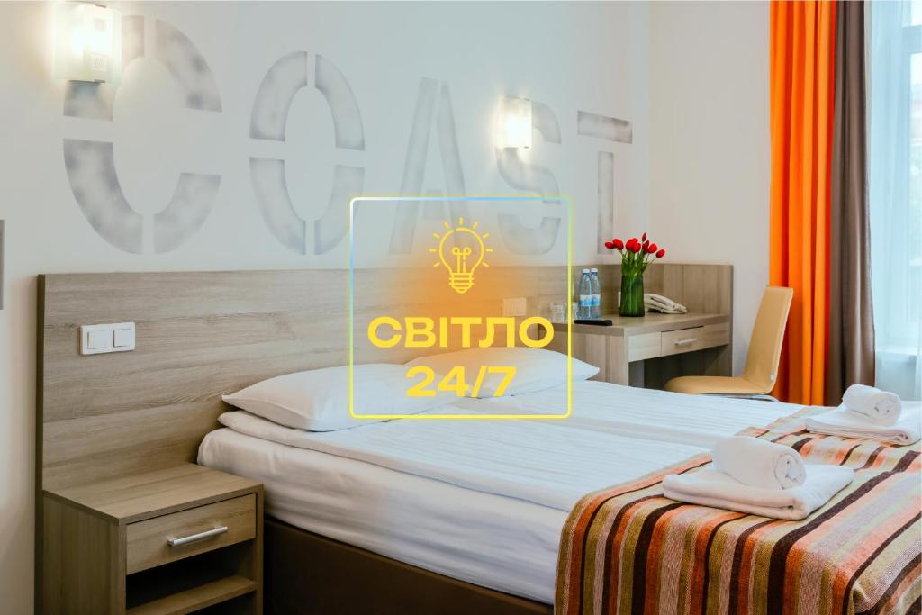 - une chambre avec un lit doté d'une lampe dans l'établissement PracticOtel, à Kiev