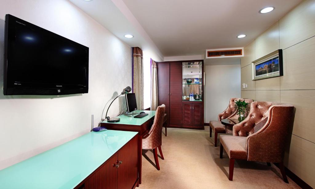 TV a/nebo společenská místnost v ubytování New World Hotel
