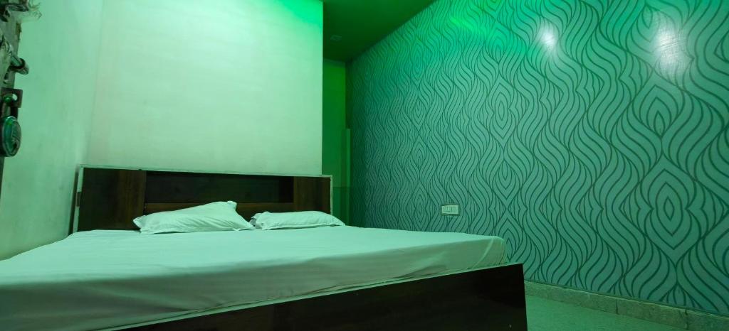 Ένα ή περισσότερα κρεβάτια σε δωμάτιο στο Shri Gopal Rasoi & Family Restaurant