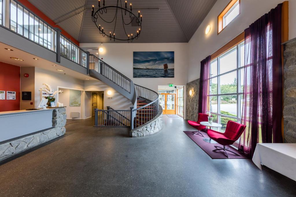 Posezení v ubytování Dolmsundet Hotell Hitra