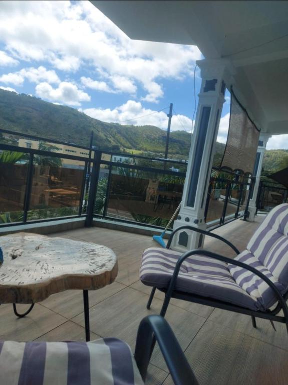 Vista general d'una muntanya o vistes d'una muntanya des de l'hostal o pensió