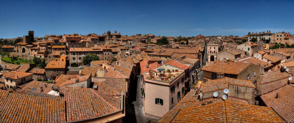Nespecifikovaný výhled na destinaci Tuscania nebo výhled na město při pohledu z prázdninového domu