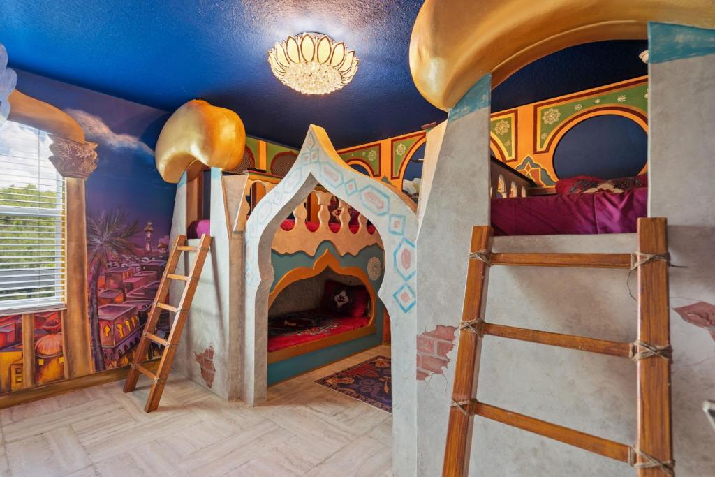une chambre d'enfants avec une salle de jeux avec cheminée dans l'établissement Great 8 br villa w games theater pool by Disney, à Kissimmee