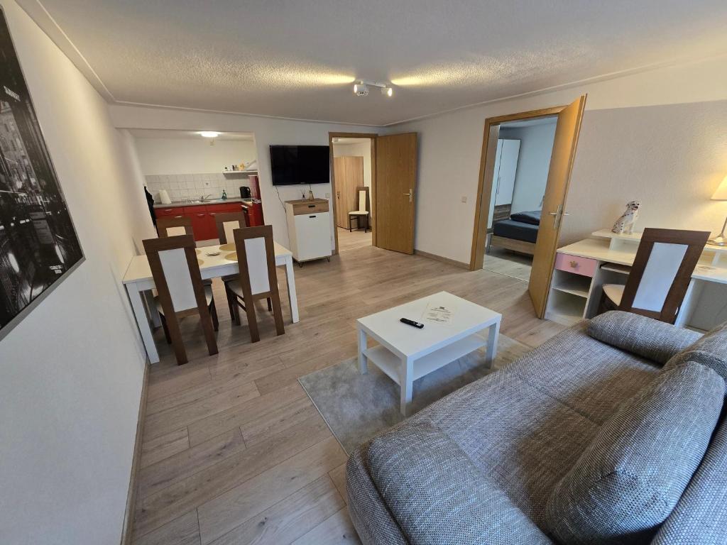 a living room with a couch and a table at FERIENWOHNUNG 52m2 APARTMENT in ZITTAUER STADTZENTRUM INNENSTADT INNENRING TOP LAGE - WOHNEN AUF ZEIT IN ZITTAU - 2 RAUM WOHNUNG EINKAUFSSTRASSE in Zittau