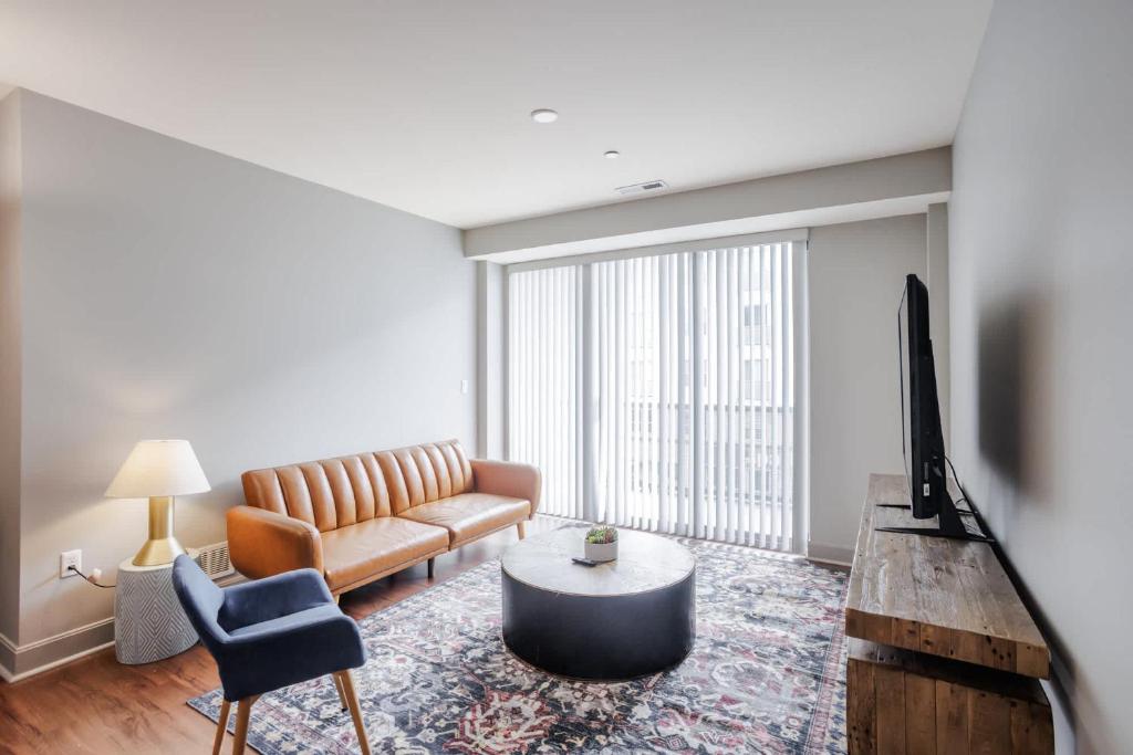 un salon avec un canapé et une télévision dans l'établissement CozySuites at the Banks gym pool 13, à Cincinnati