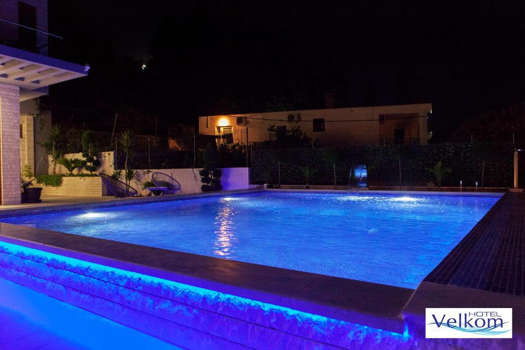 Bazén v ubytování Hotel Velkom nebo v jeho okolí