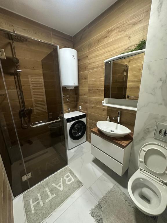 a small bathroom with a sink and a toilet at Apartman 601 in Surčin