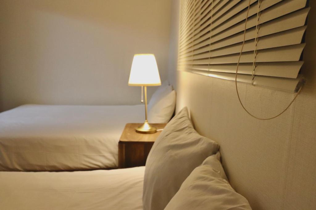 Giường trong phòng chung tại Seoul Station 5min Walk Elevator Free Parking