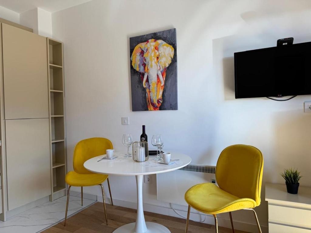 Μια τηλεόραση ή/και κέντρο ψυχαγωγίας στο Sunny, Cozy, New