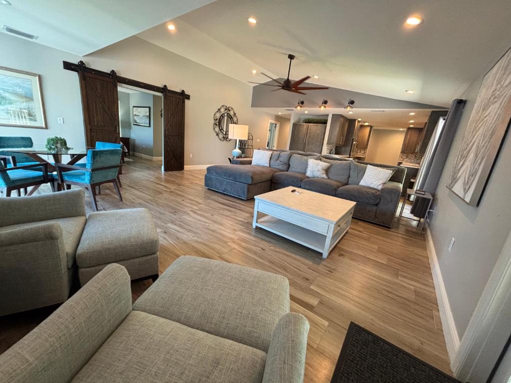 Χώρος καθιστικού στο Octopus Perfect Location On Pond 3 Mile To Gulf Beach