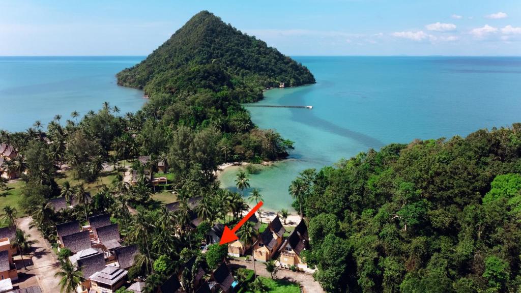 Ban Khlong SonにあるSunbay Villa by Utalay Koh Changの海に浮かぶ島の航空写真