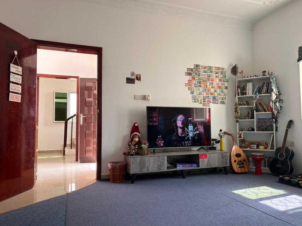 マスカットにあるBasil Hostelのリビングルーム(エンターテイメントセンター内の薄型テレビ付)