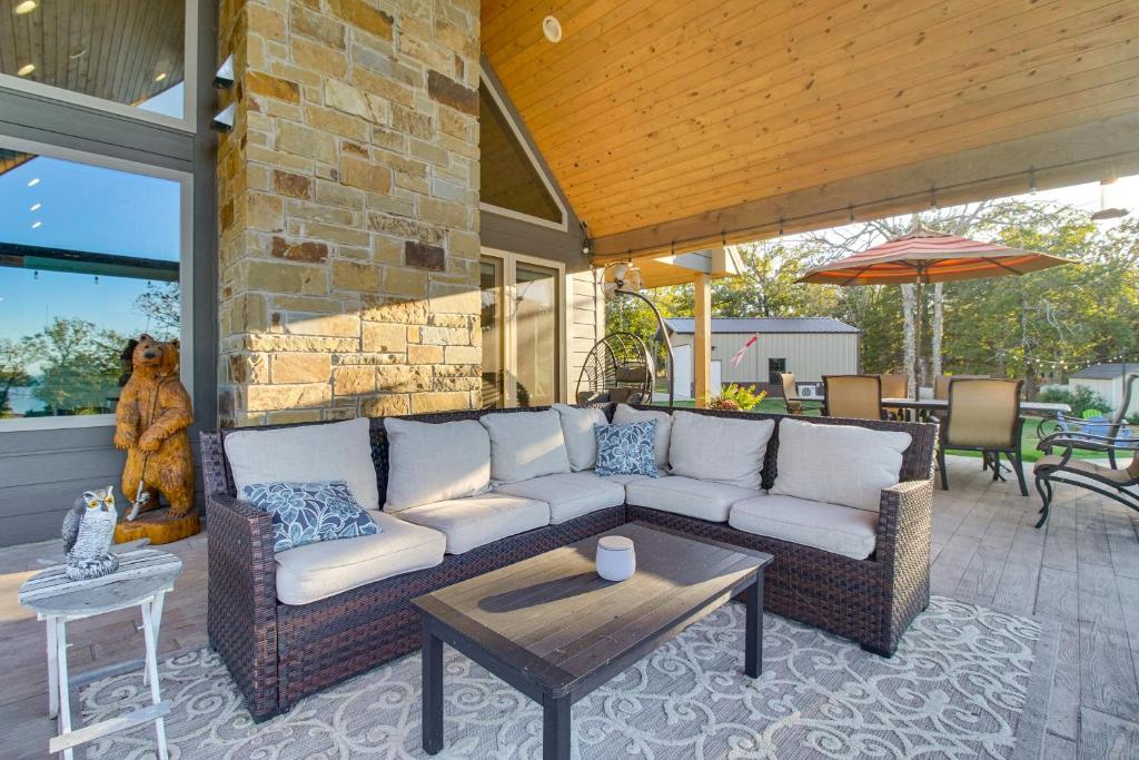 Χώρος καθιστικού στο Upscale A-Frame Escape with Lake Access in Quinton!