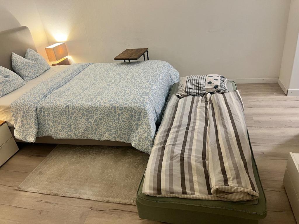 Un dormitorio con una cama con una manta encima. en Newly Renovated Stylish & Spacious Studio, en Huttwil