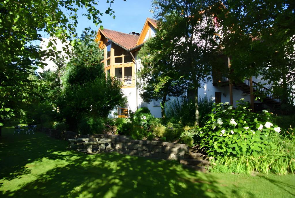 a house with a garden in front of it at Naturferienwohnung Am Lautergarten in Indelhausen