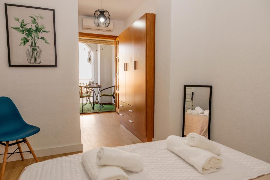 カソルラにあるPrecioso Apartamento en Cazorla con vista a la montaña, naturaleza, WI FI gratuitoのベッドルーム1室(ベッド1台、椅子、鏡付)