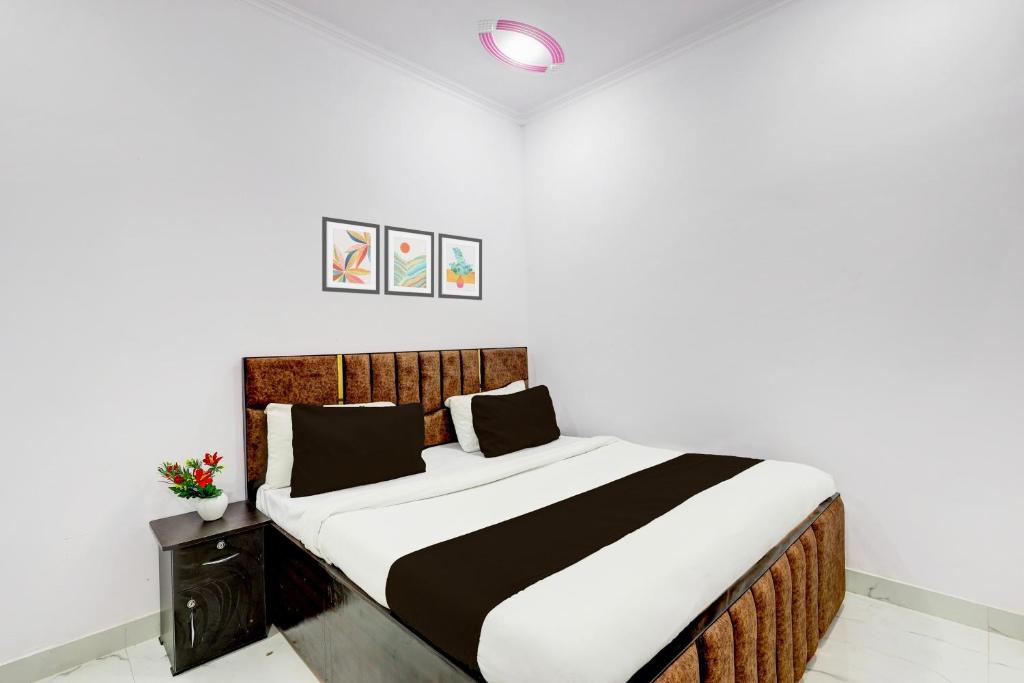 un dormitorio con una cama grande en una habitación en Hotel The Arrow Near Paschim Vihar, en Nueva Delhi