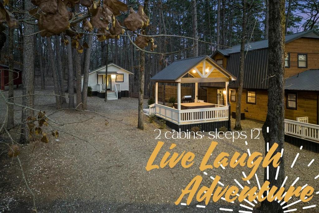 Stephens GapにあるCozy Cabin with Additional Studio Mini-Cabin in Broken Bow, Oklahomaの森の中の大きなガゼボ付きの家