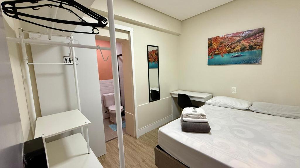 サンパウロにあるQuarto individual Vila Olimpiaの二段ベッドと鏡のある寝室