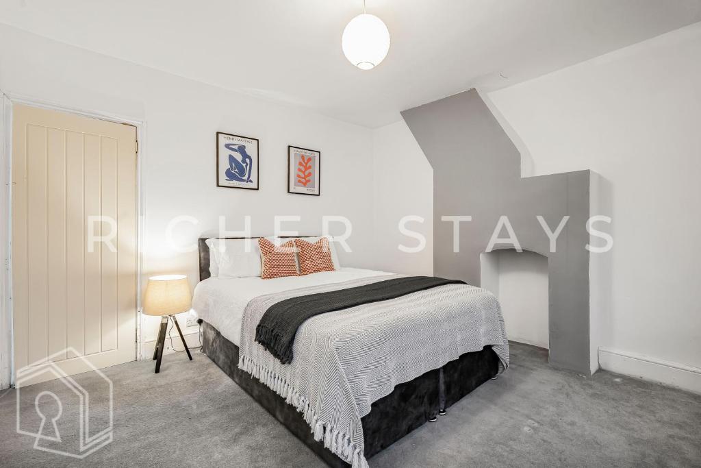 Ένα ή περισσότερα κρεβάτια σε δωμάτιο στο Homely 3-Bedroom Retreat with Garden & Living Room