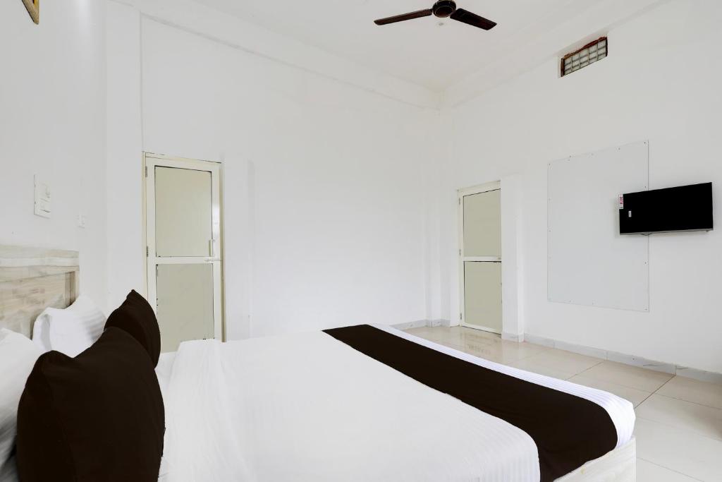 Gallery image of The Lotus Hotel in Rewāri