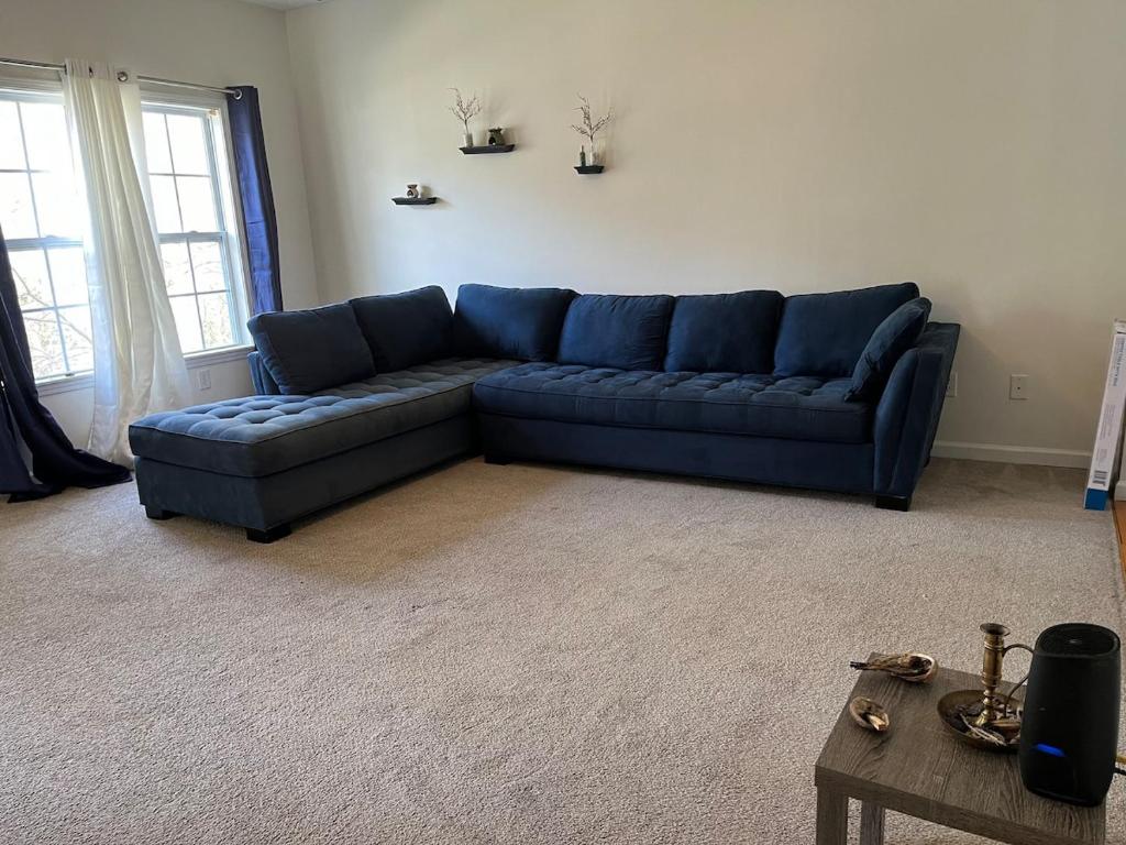 Un sofá azul en una sala de estar. en Saint Andrews 3BD & 2BTH, en Columbia