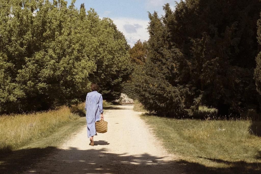 een man die over een onverharde weg loopt bij Le Galinier Lourmarin, a Beaumier Guesthouse in Lourmarin