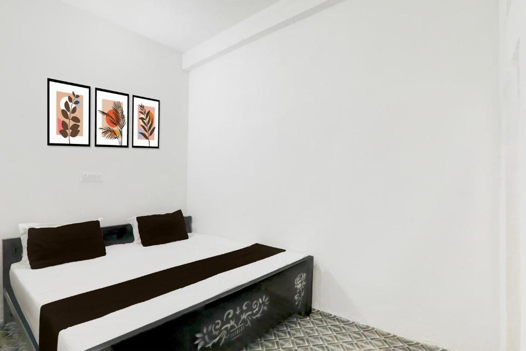 Postel nebo postele na pokoji v ubytování Hotel O Shyam Hotel